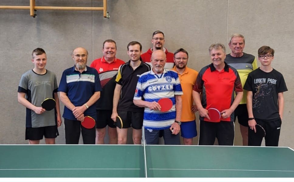 Tischtennisgruppe in der Turnhalle