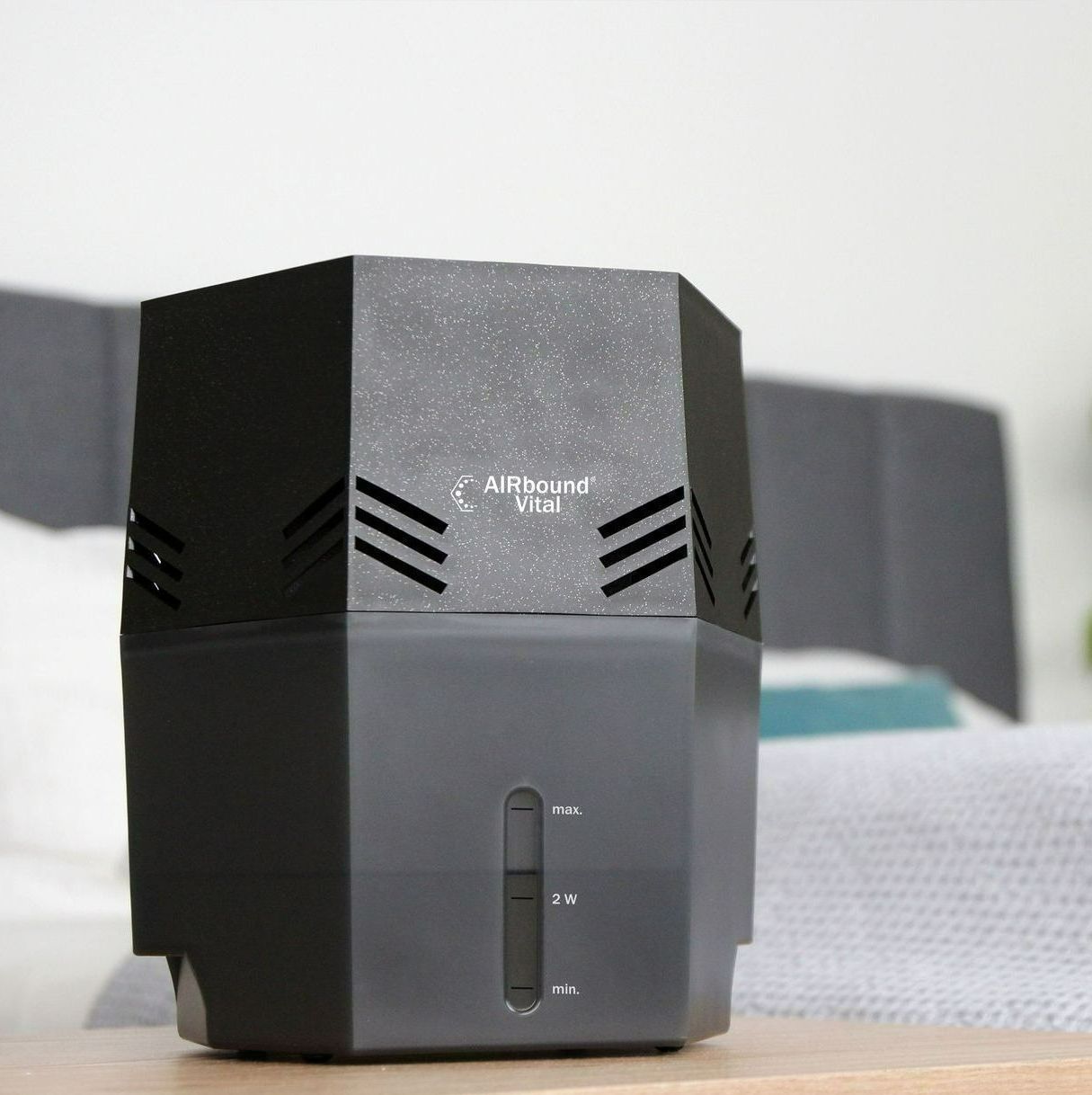 Luftreiniger für Asthma, Luftreiniger für Allergie, Luftreiniger für Krupphusten, Luftreiniger für die Nacht, Luftreiniger im Schlafzimmer, Luftbefeuchter für Asthma, Luftbefeuchter für Allergie, Luftbefeuchter für Krupphusten, Luftbefeuchter für die Nacht, Luftbefeuchter im Schlafzimmer, Inhalieren ohne Maske, Salz inhalieren, Inhalationsgerät mit Salz, Luftbefeuchter mit Salz, Meeresluft für Zuhause, verstopfte Nase nachts, was hilft bei Asthma, was hilft bei Allergie, Sauerstoff Therapie, Sole inhalieren, richtig inhalieren, Salz inhalieren, Salz Sole selber machen, Salz Sole kaufen, was hilft bei Krupphusten, Krupphusten bei Kindern, Solegrotte Zuhause, Salzgrotte in der Nähe, Kuraufenthalt am Meer, Meeresluft für Asthma, Meeresluft für COPD, Meeresluft bei Allergien, Desensibilisierung bei Allergien, AIRnessi Meeresklimagerät