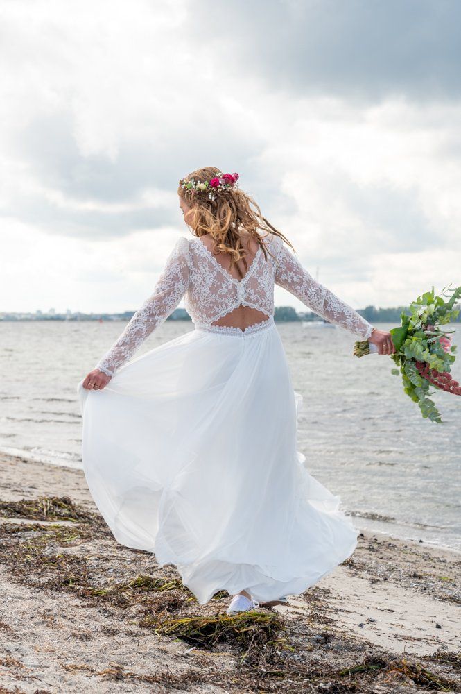 Hochzeit in Kiel am Strand, Braut von hinten