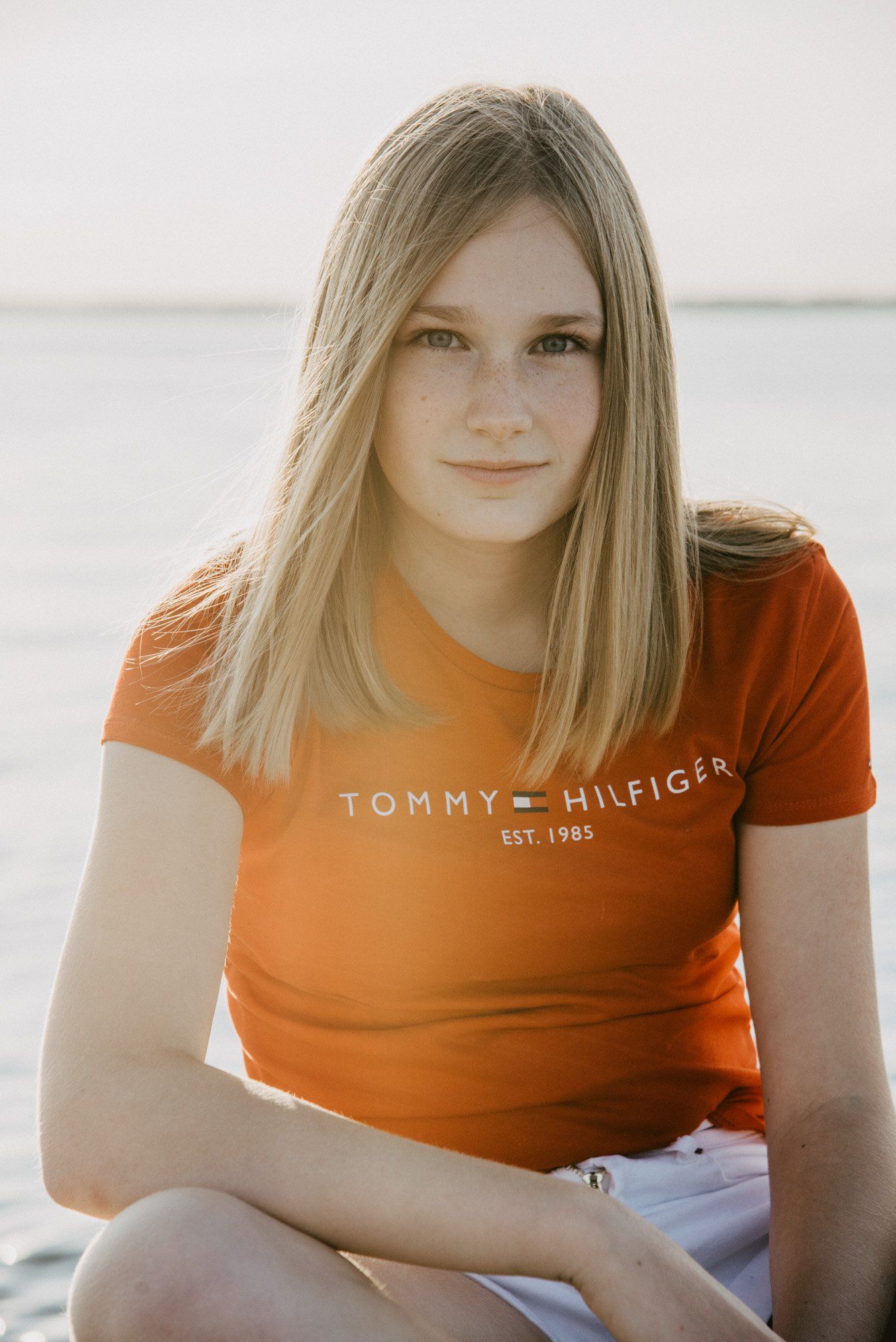 Mädchen am Strand im Sonnenuntergang