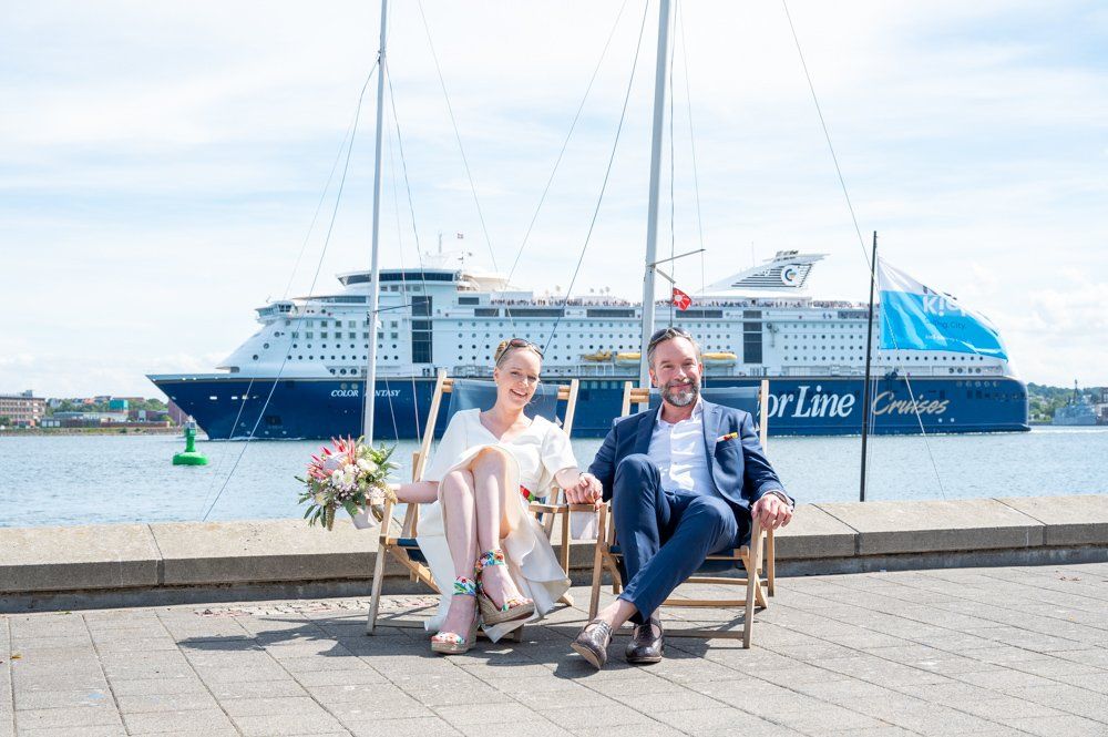 Brautpaar sitzt bei Moby und die Colorline fährt im Hintergrund