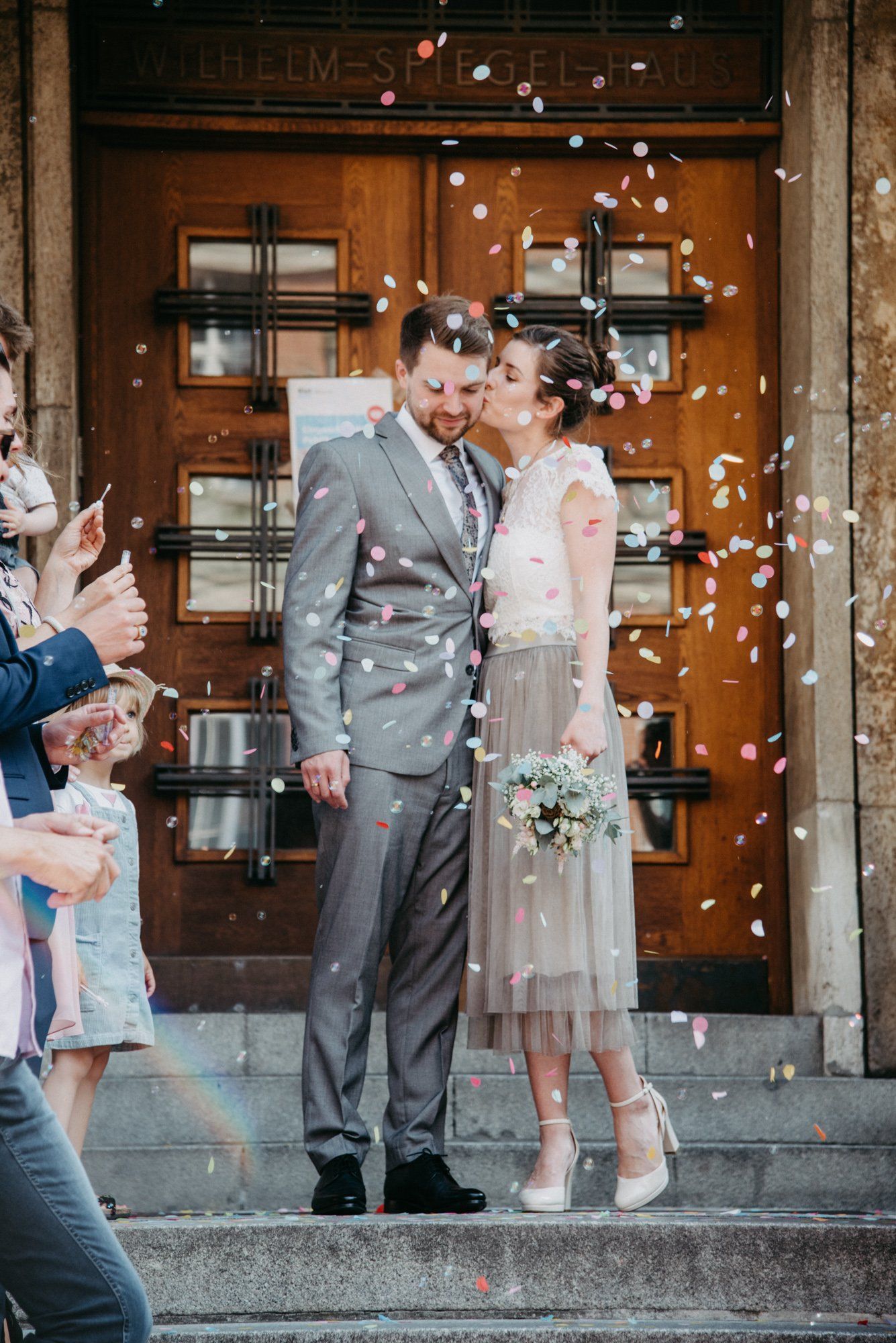 Brautpaar im Konfettiregen vor dem Kieler Standesamt Hochzeitsfotos Kiel