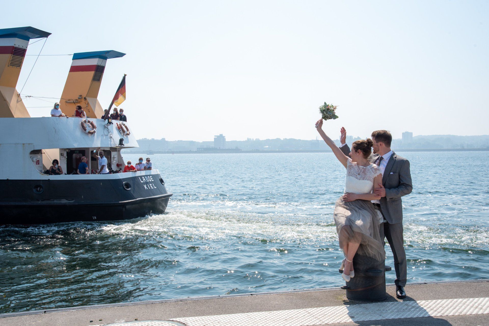 Brautpaar winkt Fördedampfer hinterher Fotograf Kiel