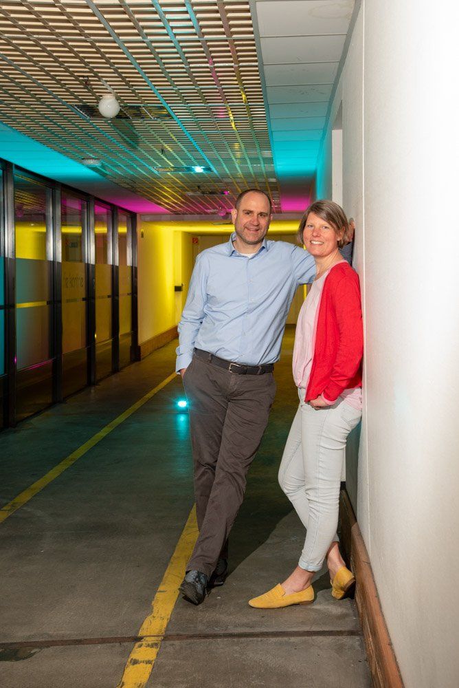 Geschäftsführer Coworkspace Elbvororte in langem Flur mit farbigem Licht im Hintergrund