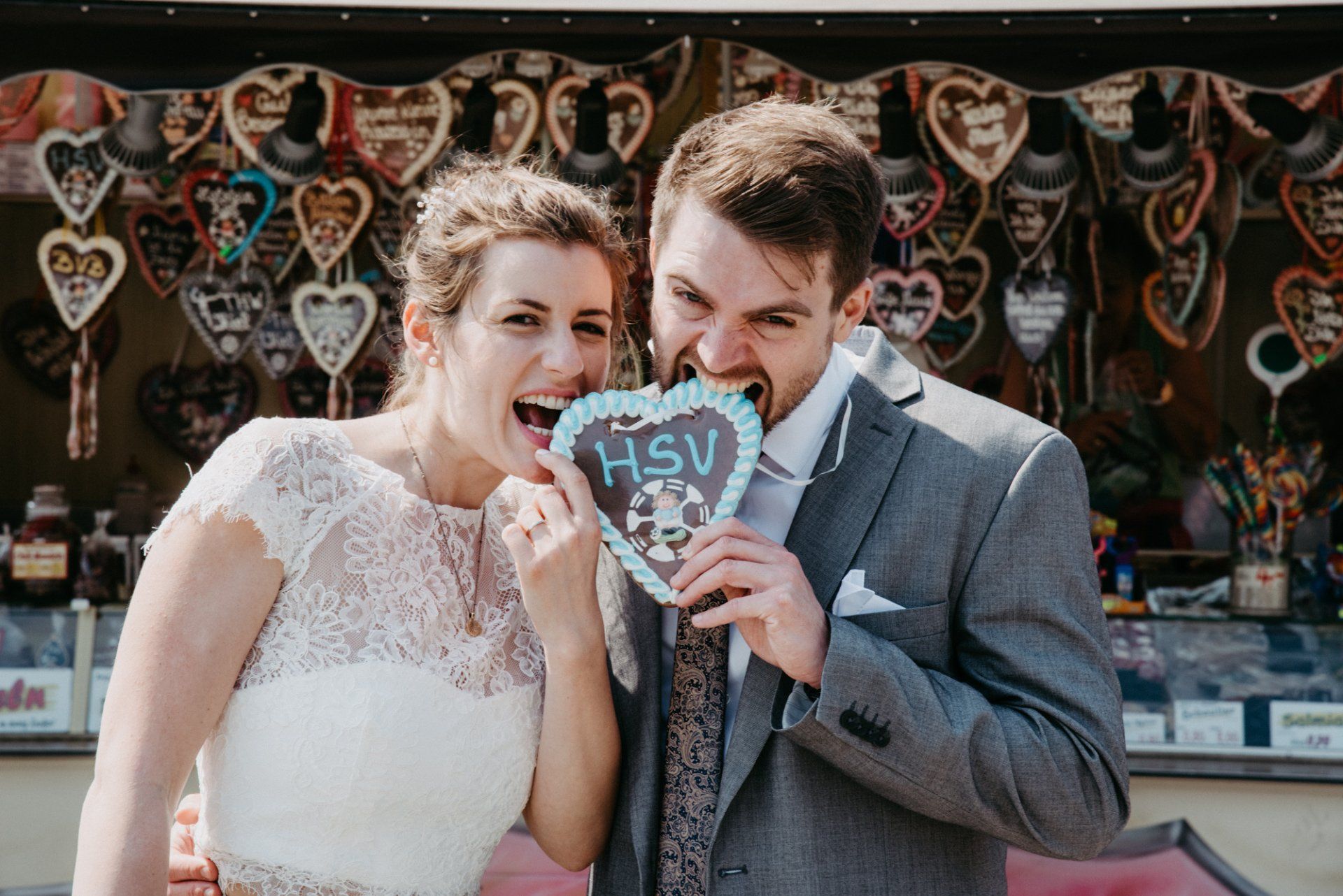 Brautpaar beißt in HSV Lebkuchenherz Fotograf Kiel