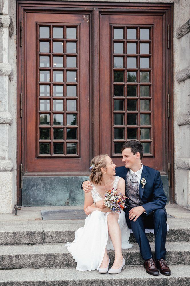Fotograf Kiel, Brautpaar sitzt vor dem Opernhaus
