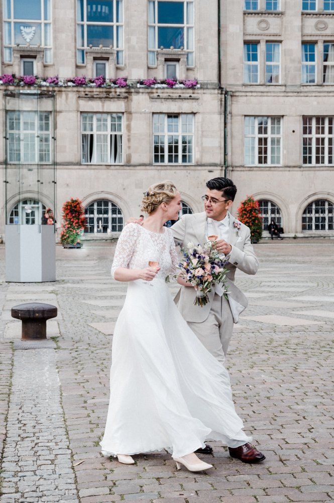 Brautpaar läuft über den Rathausplatz Fotograf Kiel
