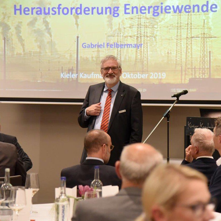 <img src=”Veranstaltung-Kieler-Kaufmann.jpg” alt=”Veranstaltung im Kieler Kaufmann Präses begrüßt Gäste”>