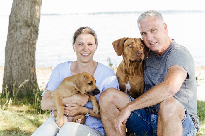 <img src=”Pärchen-mit- zwei-Hunden.jpg” alt=”Ein Paar mit zwei Hunden”>