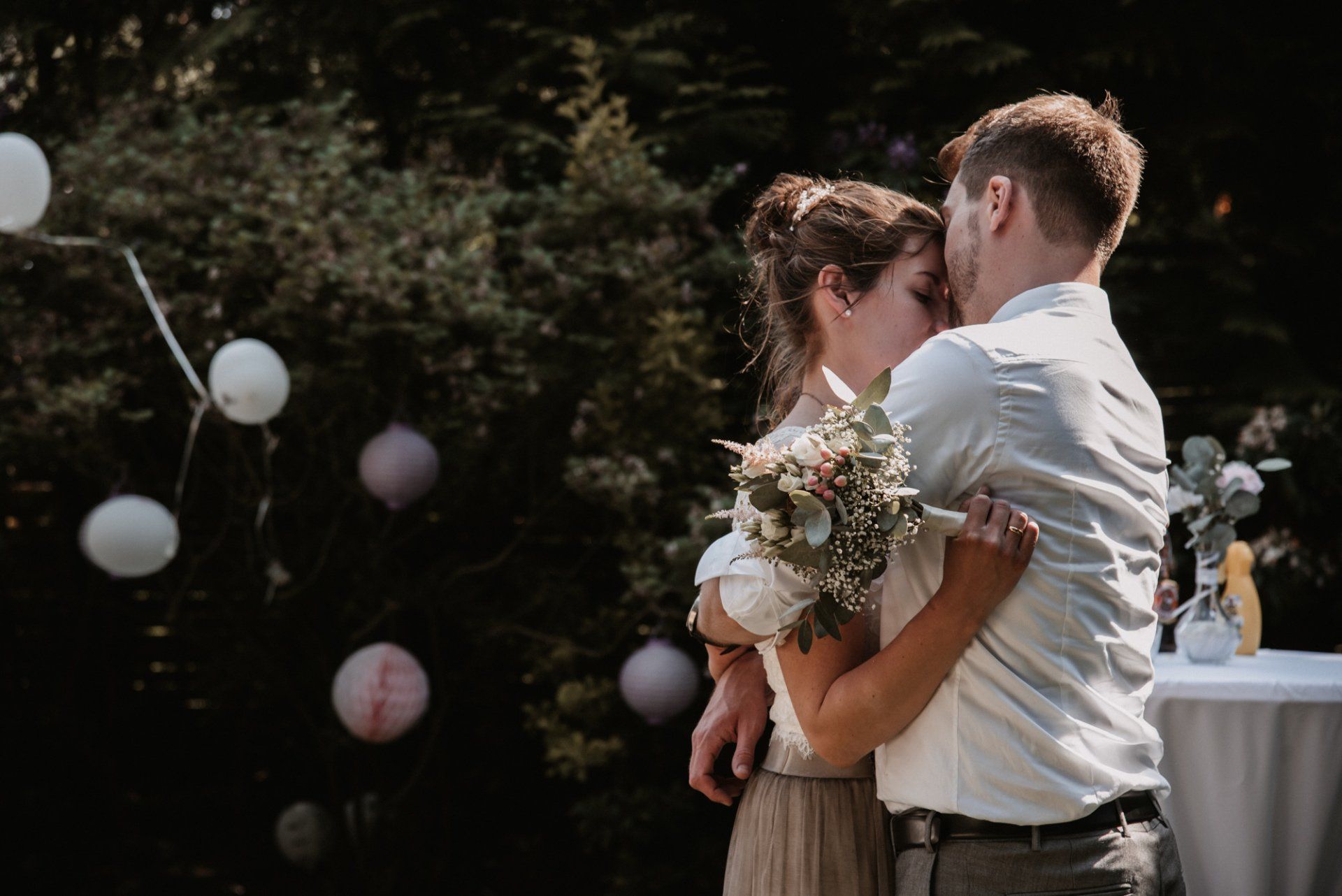 Brautpaar in unbeobachteter Umarmung