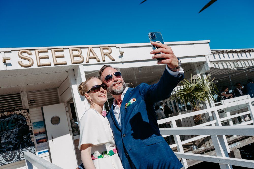 Heiraten in der Seebar, Selfie des Brautpaares in Kiel