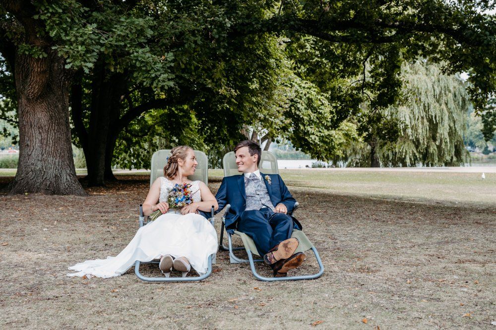 Heiraten in Kiel, Brautpaar im Park in Liegestühlen