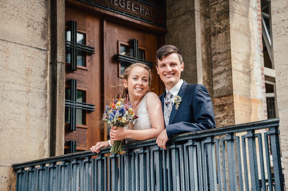 Standesamt Kiel, Brautpaar schaut über das Geländer