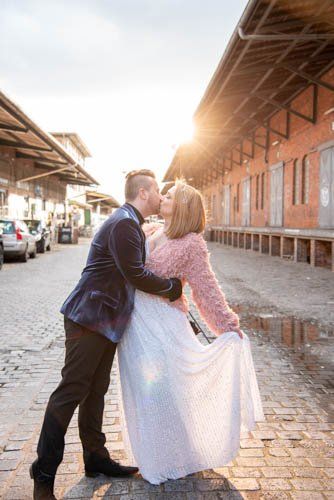 <img src=”Paar-tanzend-auf-Strasse.jpg” alt=”ein Paar steht in Tanzhaltung auf einer Strasse und küsst sich”>