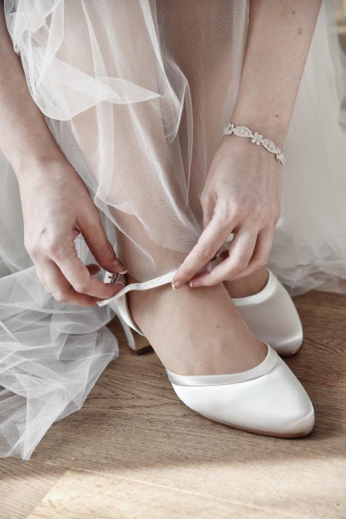<img src=”Hochzeitsfotograf-Kiel-Brautschuhe-beim-getting-ready.jpg” alt=”Brautschuhe die beim getting-ready gerade angezogen werden”>