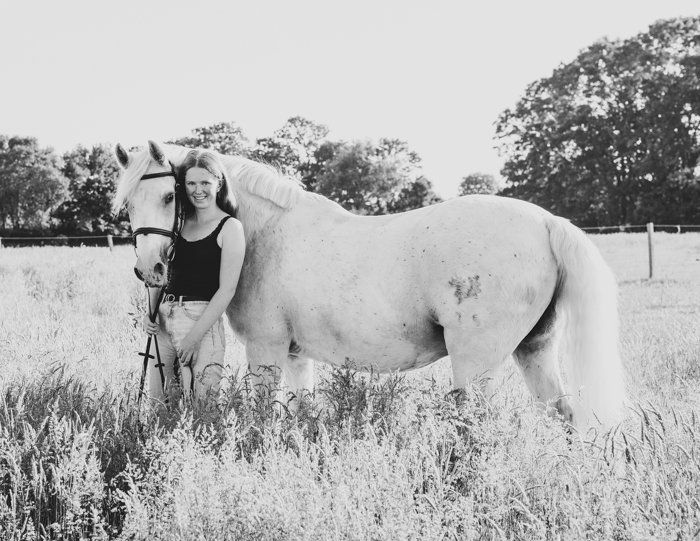 <img src=”Mädchen-und-Pferd-auf-Koppel.jpg” alt=”Ein junges Mädchen mit seinem Pferd auf einer Koppel”>