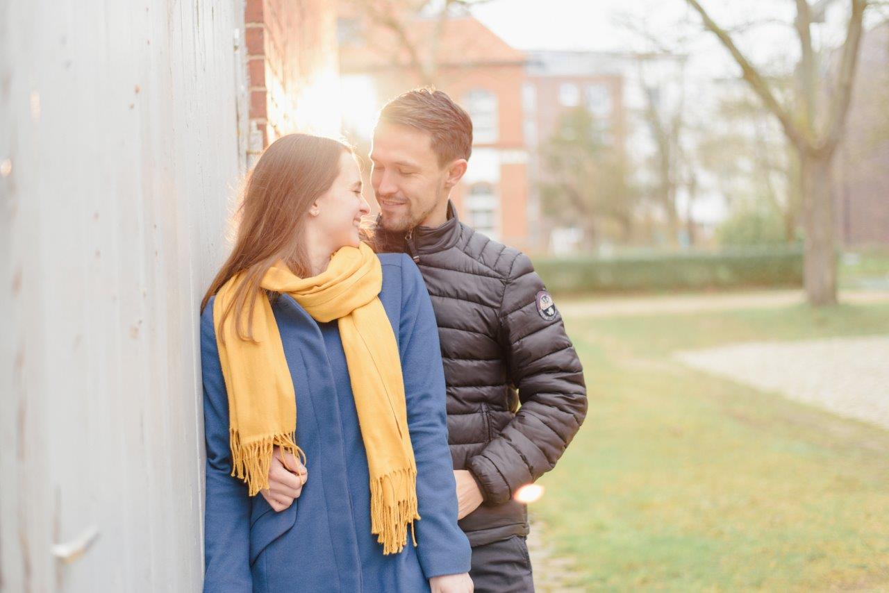 <img src=”Paar-steht-voreinander-und-schaut-sich-an.jpg” alt=”Ein Paar stehtvoreinander an einer alten Tür und schaut sich in die Augen”>