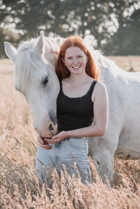 <img src=”Mädchen-und-Pferd-auf-Koppel.jpg” alt=”Ein junges Mädchen mit seinem Pferd auf einer Koppel”>