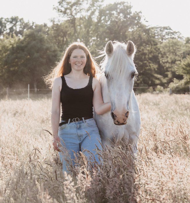 <img src=”Mädchen-und-Pferd.jpg” alt=”Ein Mädchen mit einem Schimmel auf einer Koppel”>