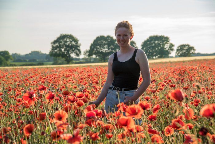 <img src=”junges-Mädchen-auf-Mohnfeld.jpg” alt=”Ein junges Mädchen steht auf einem Mohnfeld”>