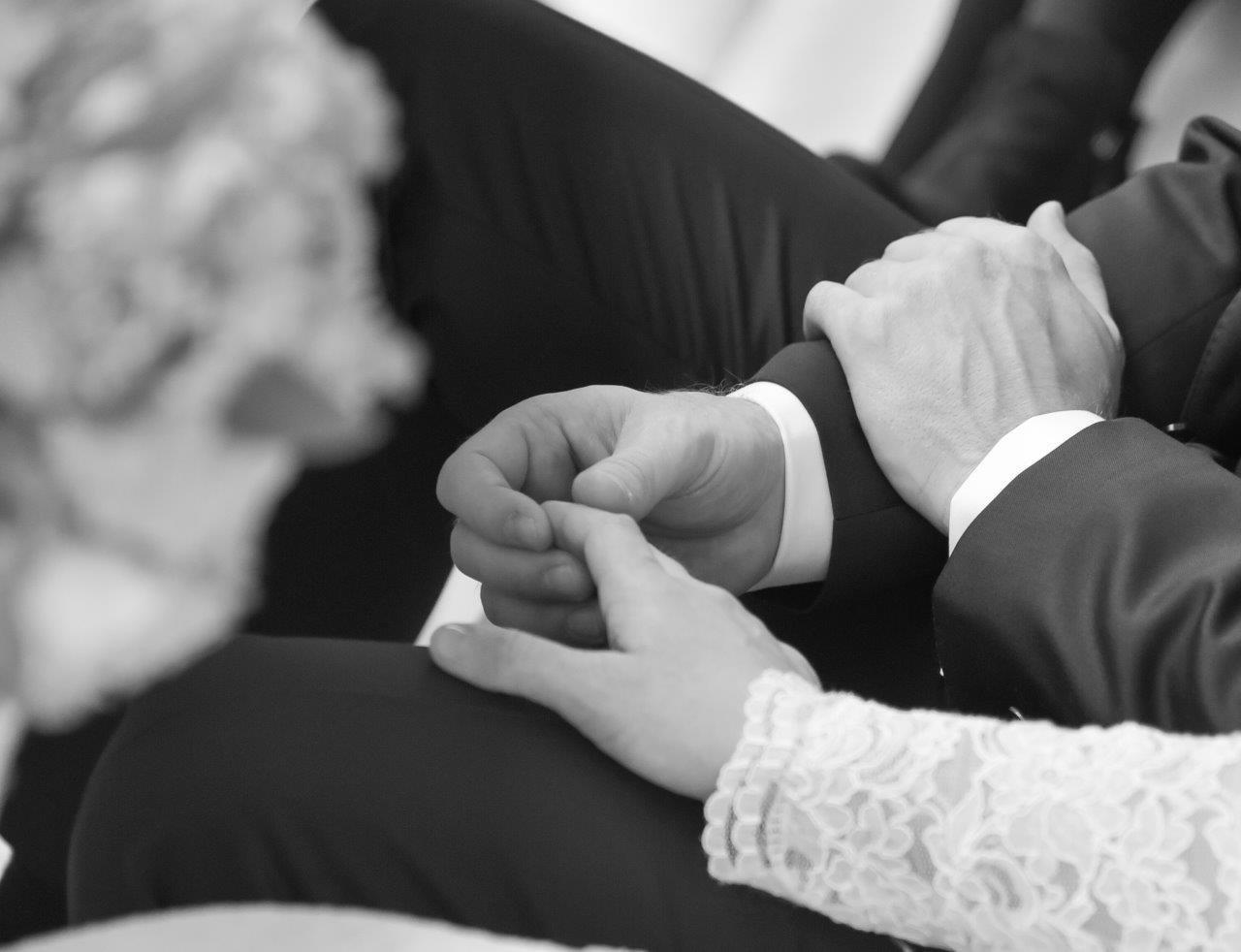 <img src=”Hände-von-Brautpaar.jpg” alt=”Hände des Brautpaares während der Trauung”>