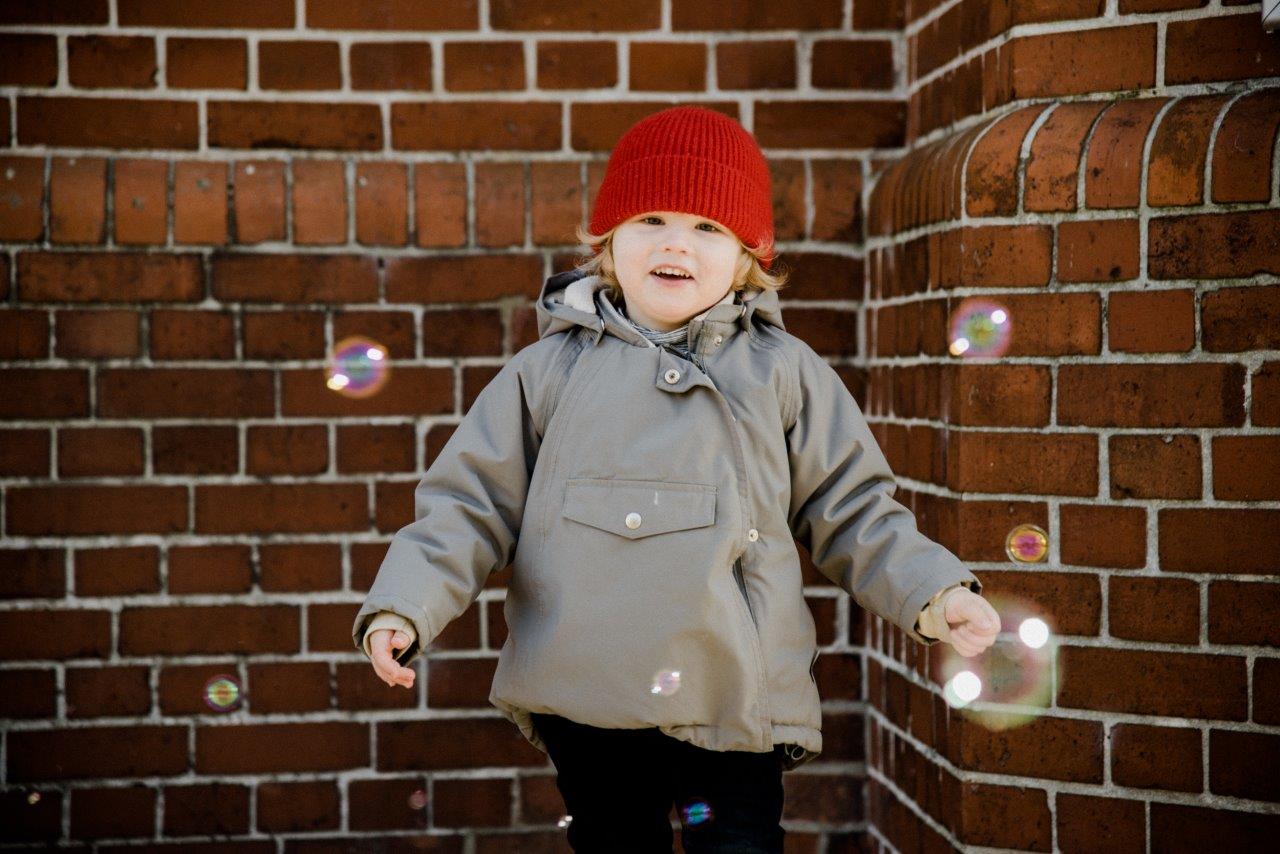 kleiner Junge mit Seifenblasen