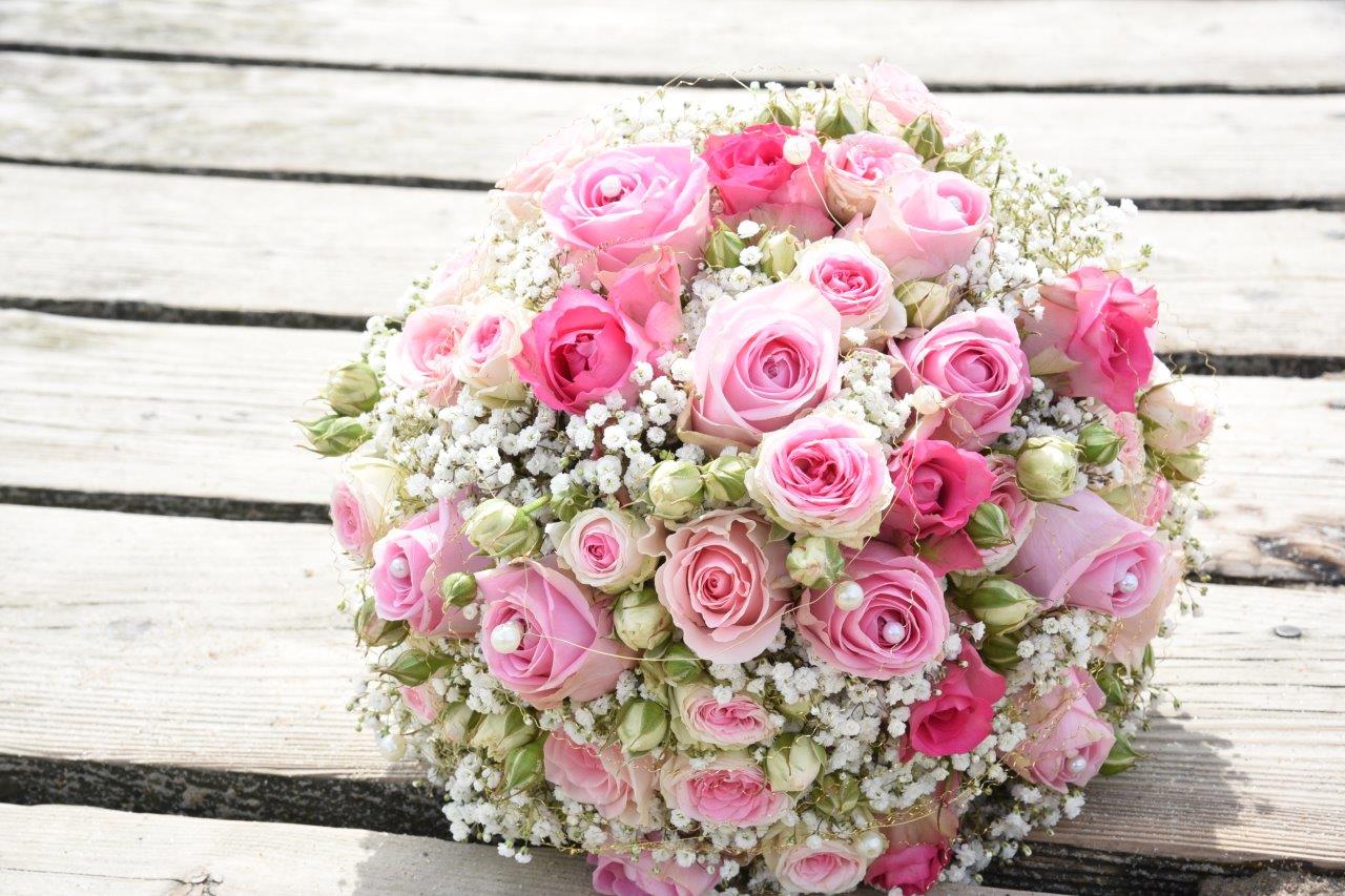 <img src=”Hochzeitsfotograf-Kiel-Brautstrauß-auf-Steg.jpg” alt=”Brautstrauß liegt auf Steg”>