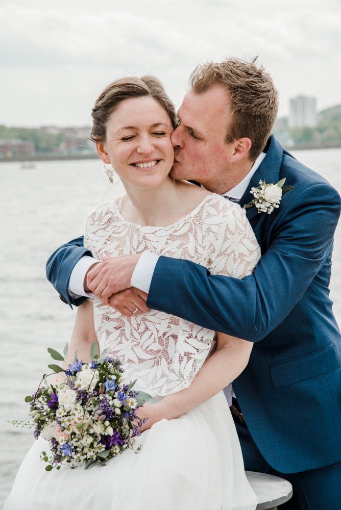 Brautpaar umarmend an der Kiellinie