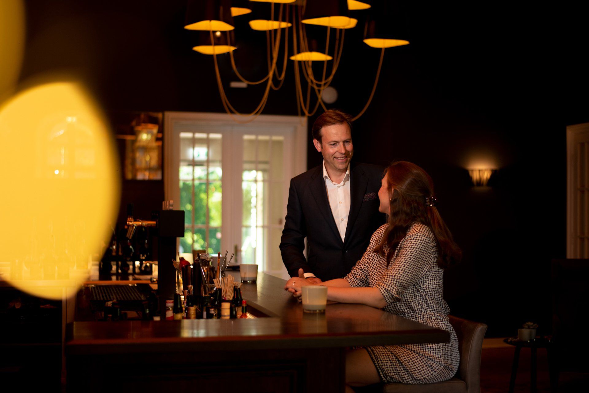 <img src=”Paar-in-Bar-des-Kieler-Kaufmanns.jpg” alt=”Ein Paar sitzt an der Bar des Kieler Kaufmanns”>