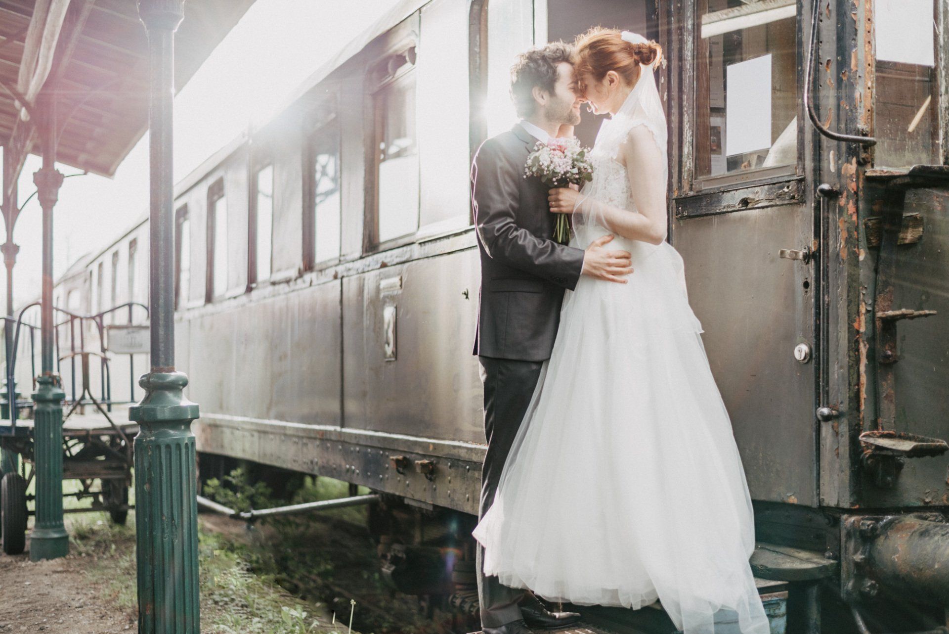 Brautpaar auf dem Trittbrett eines alten Wagons Fotograf Kiel