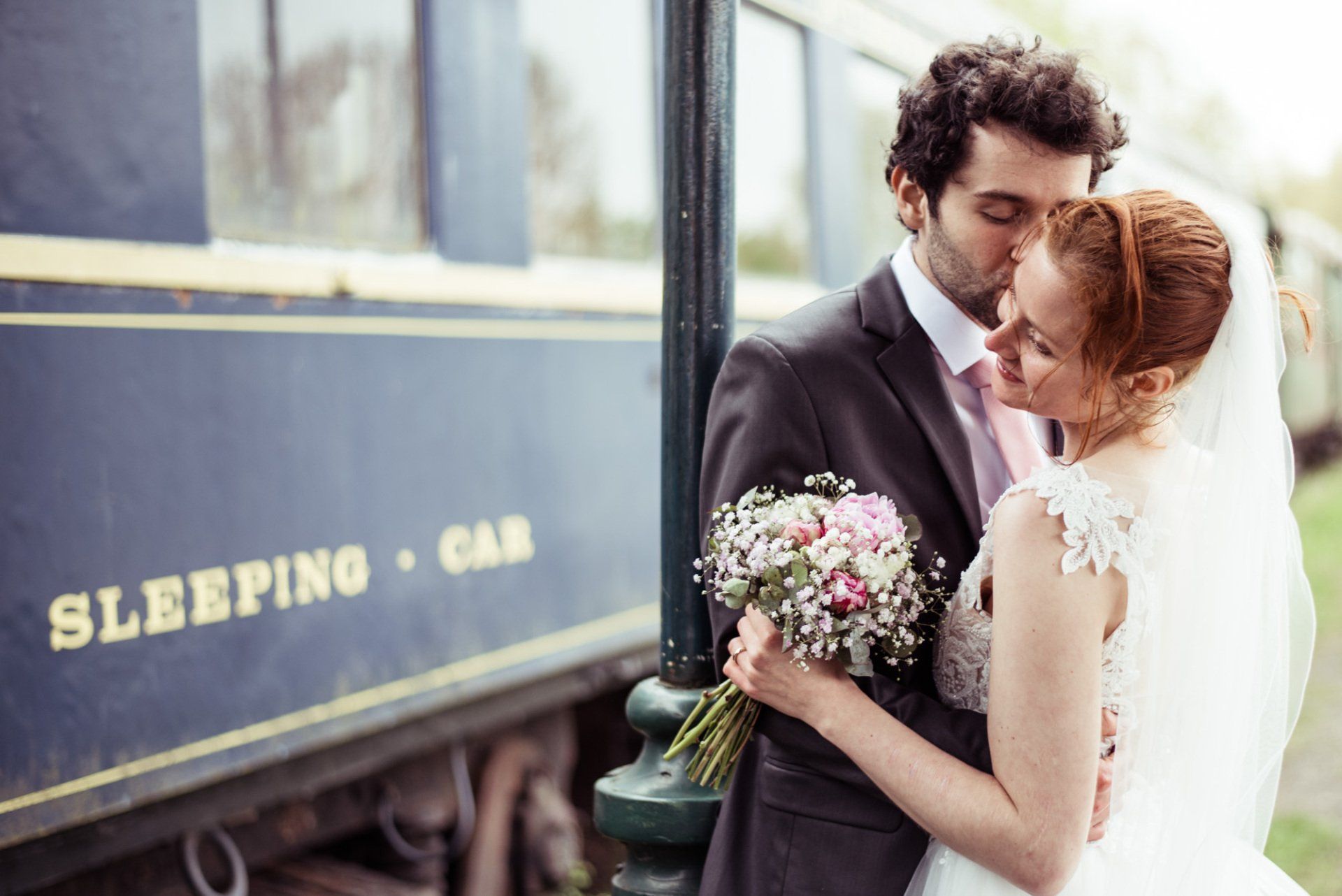 Brautpaar vor altem Zug