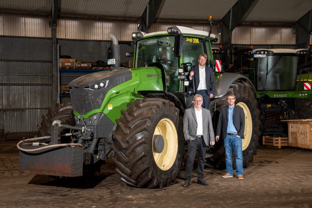 Vater und Söhne der Firma Blunk vor einem Traktor