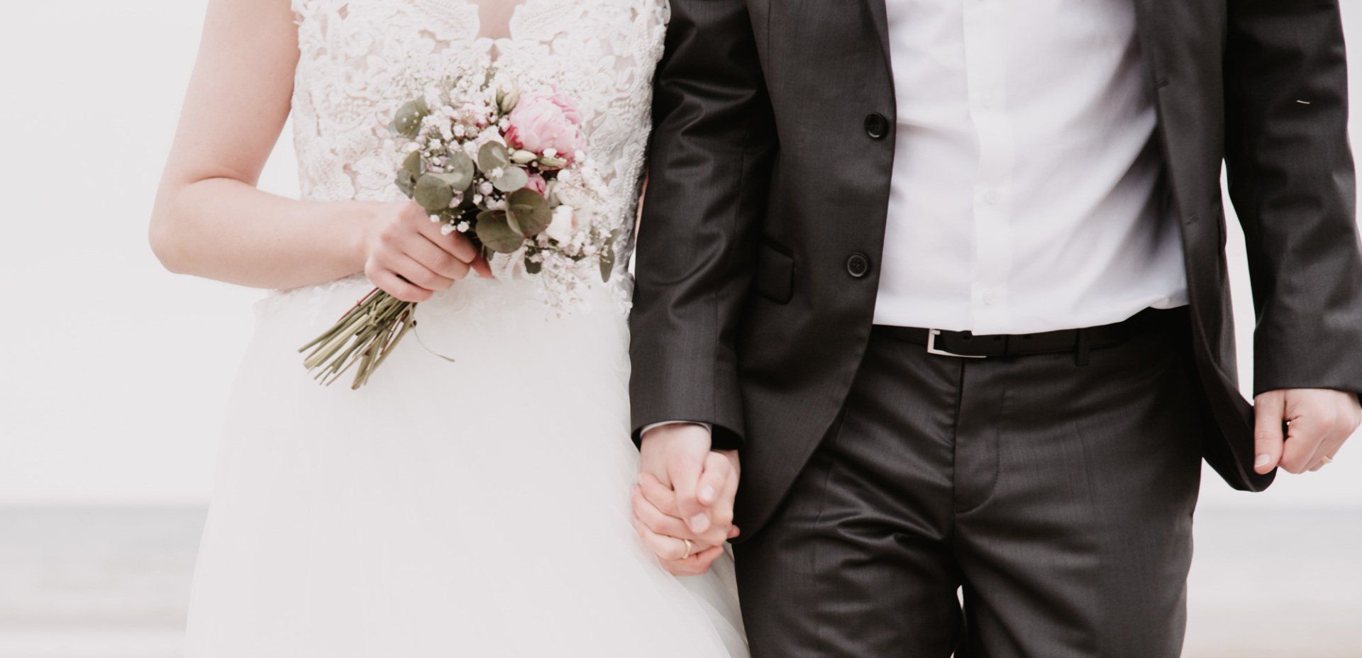 Ausschnitt Hände eines Brautpaares beim Gehen
