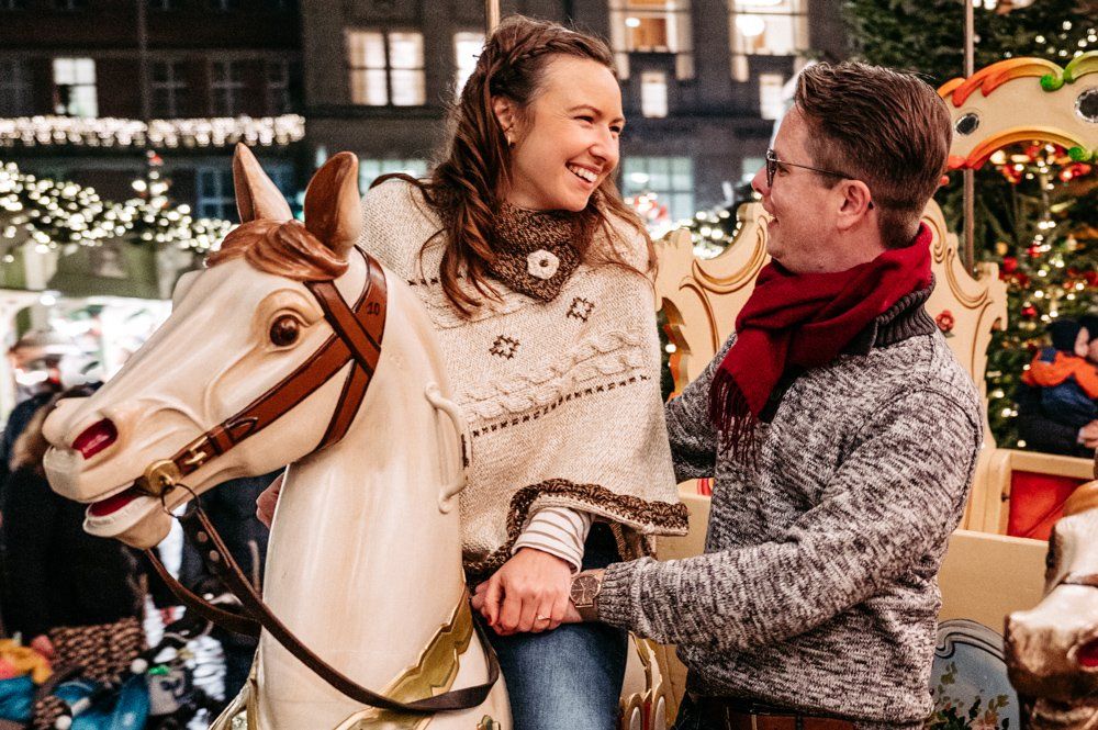 Paar auf dem Karussell auf dem Weihnachtsmarkt Kiel