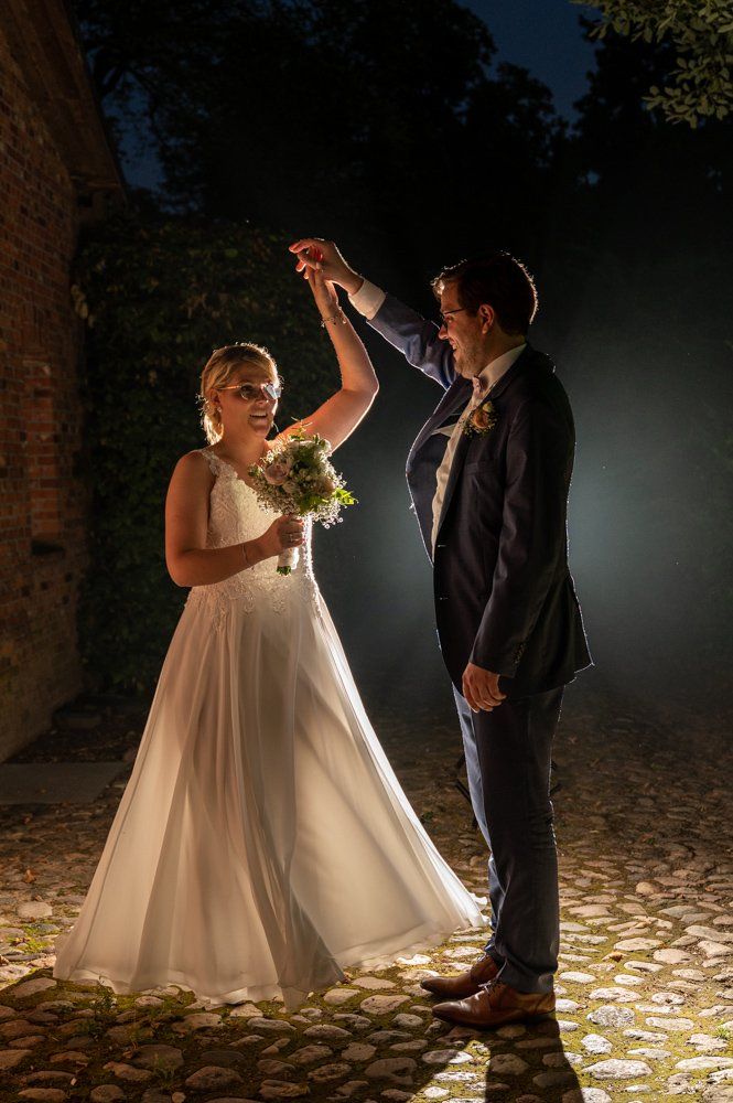 Brautpaar tanzt in Dunkeln