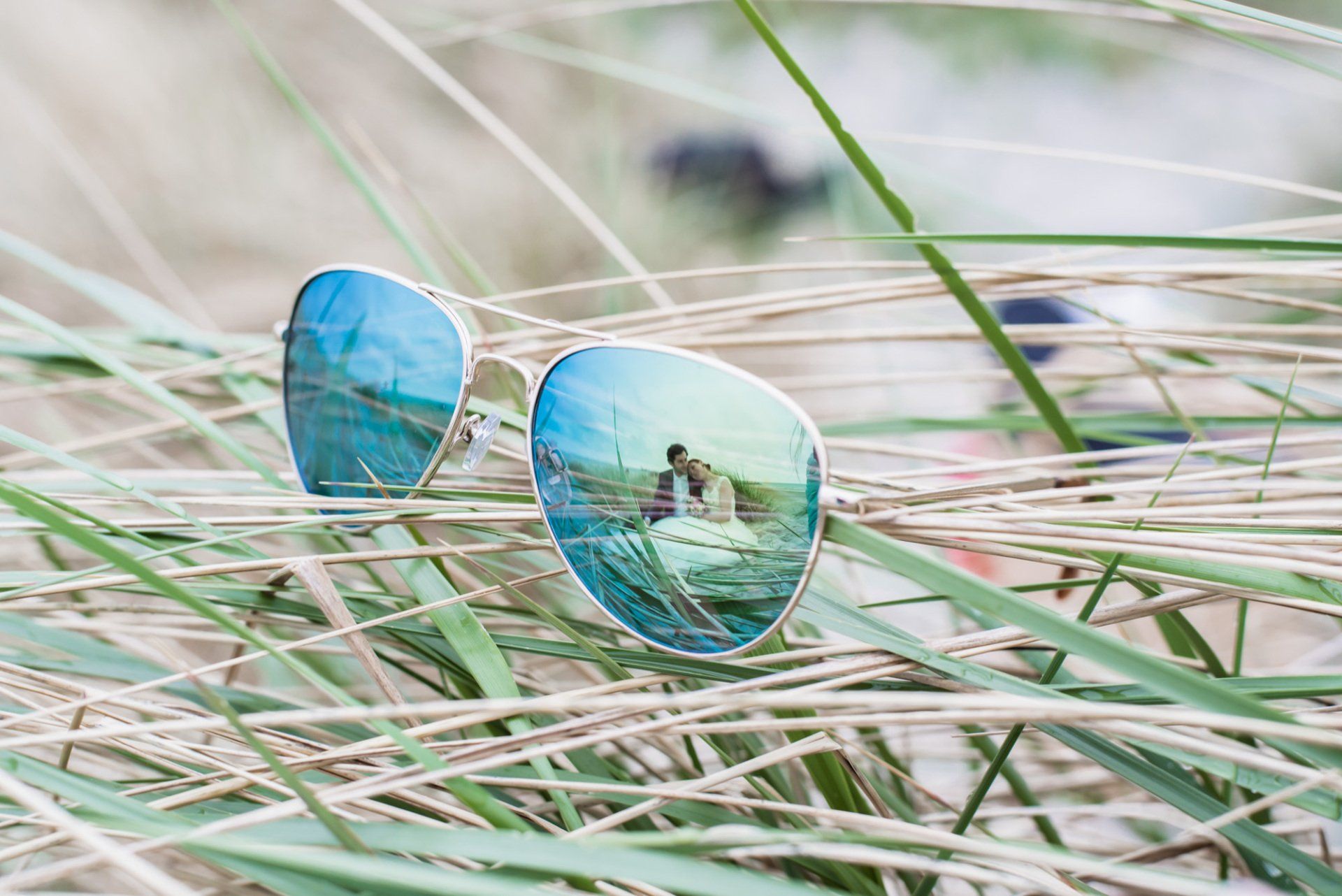Brautpaar spiegelt sich in Sonnenbrille