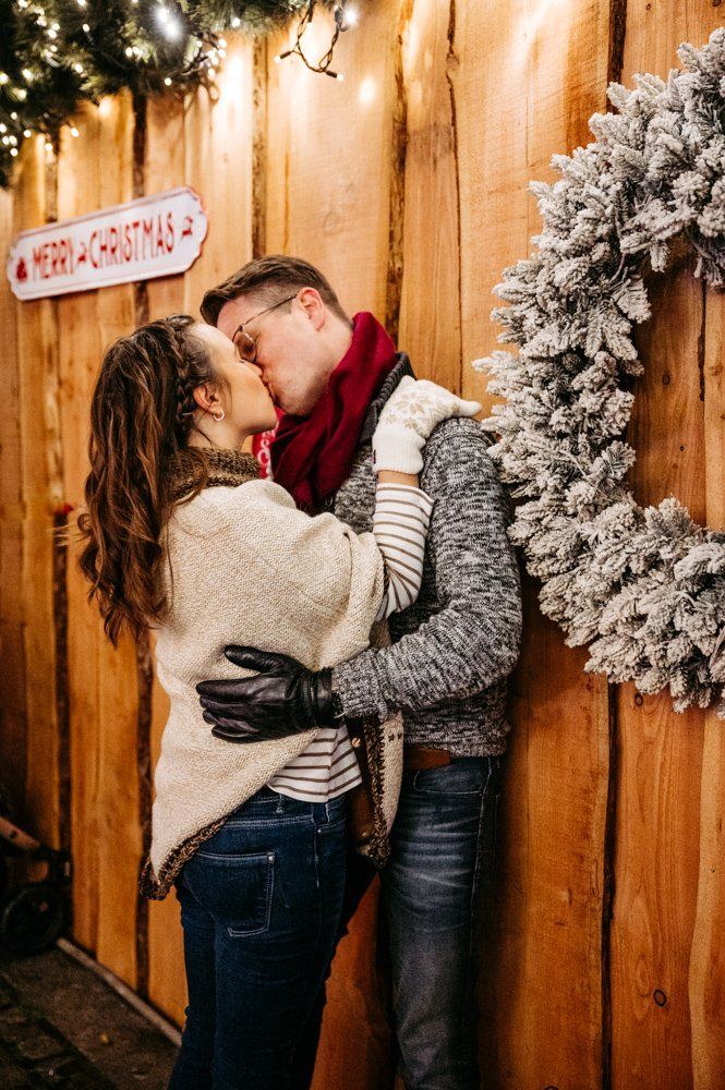Paar küssend auf dem weihnachtsmarkt Kiel