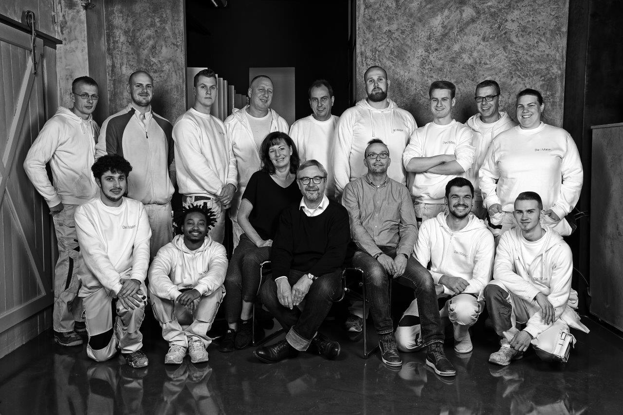 <img src=”Mitarbeiter-Malerbetrieb.jpg” alt=”Gruppenfoto von Mitarbeitern eines Malerbetriebs”>