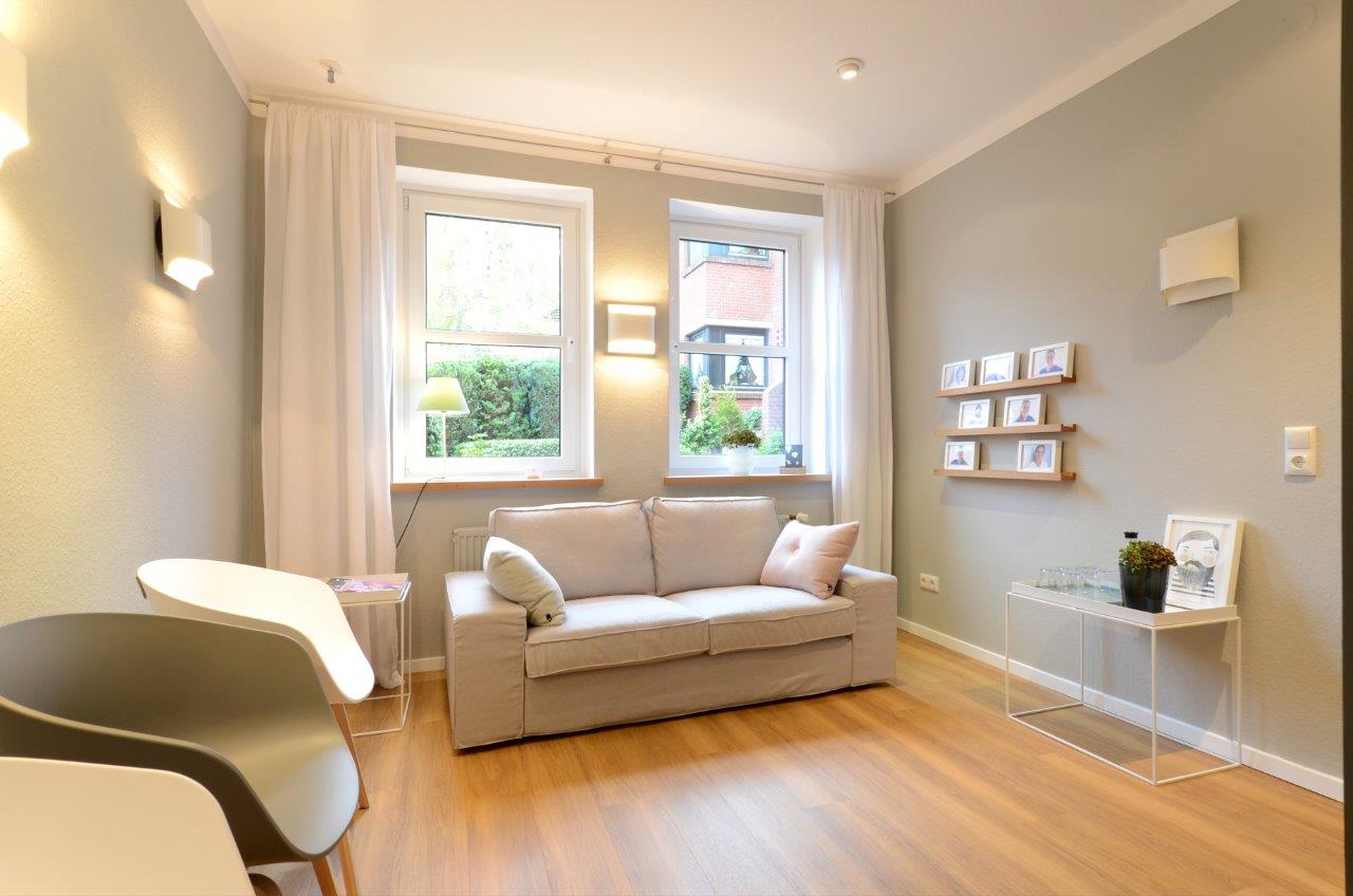 <img src=”Wartezimmer-Arztpraxis.jpg” alt=”Wartezimmer hell und freundlich in Arztpraxis”>