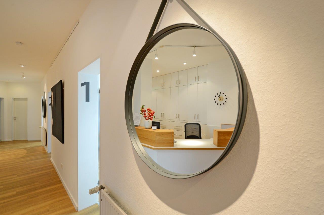 <img src=”Arztpraxis-im-Spiegel.jpg” alt=”Zahnarztpraxis spiegelt sich im Wandspiegel”>