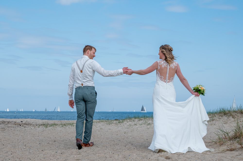 Brautpaar Hand in Hand am Strand in Kiel