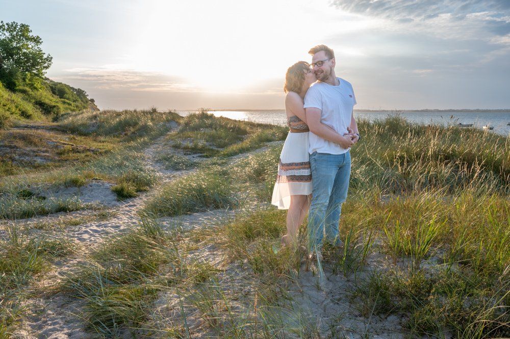 Paar hintereinander stehen am Strand in Surendorf