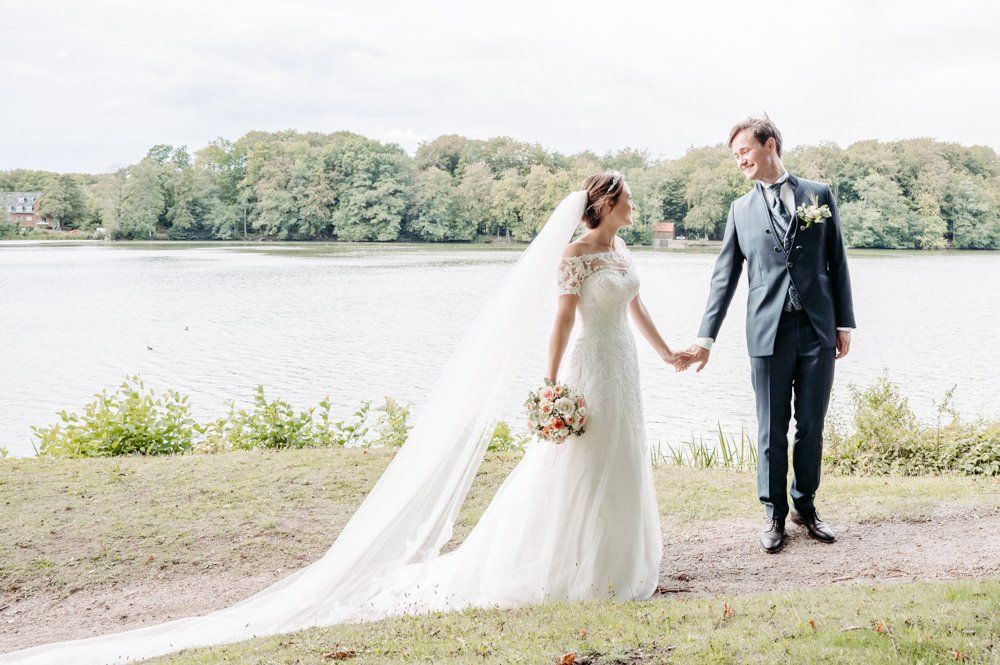 Brautpaar Hand in Hand am See