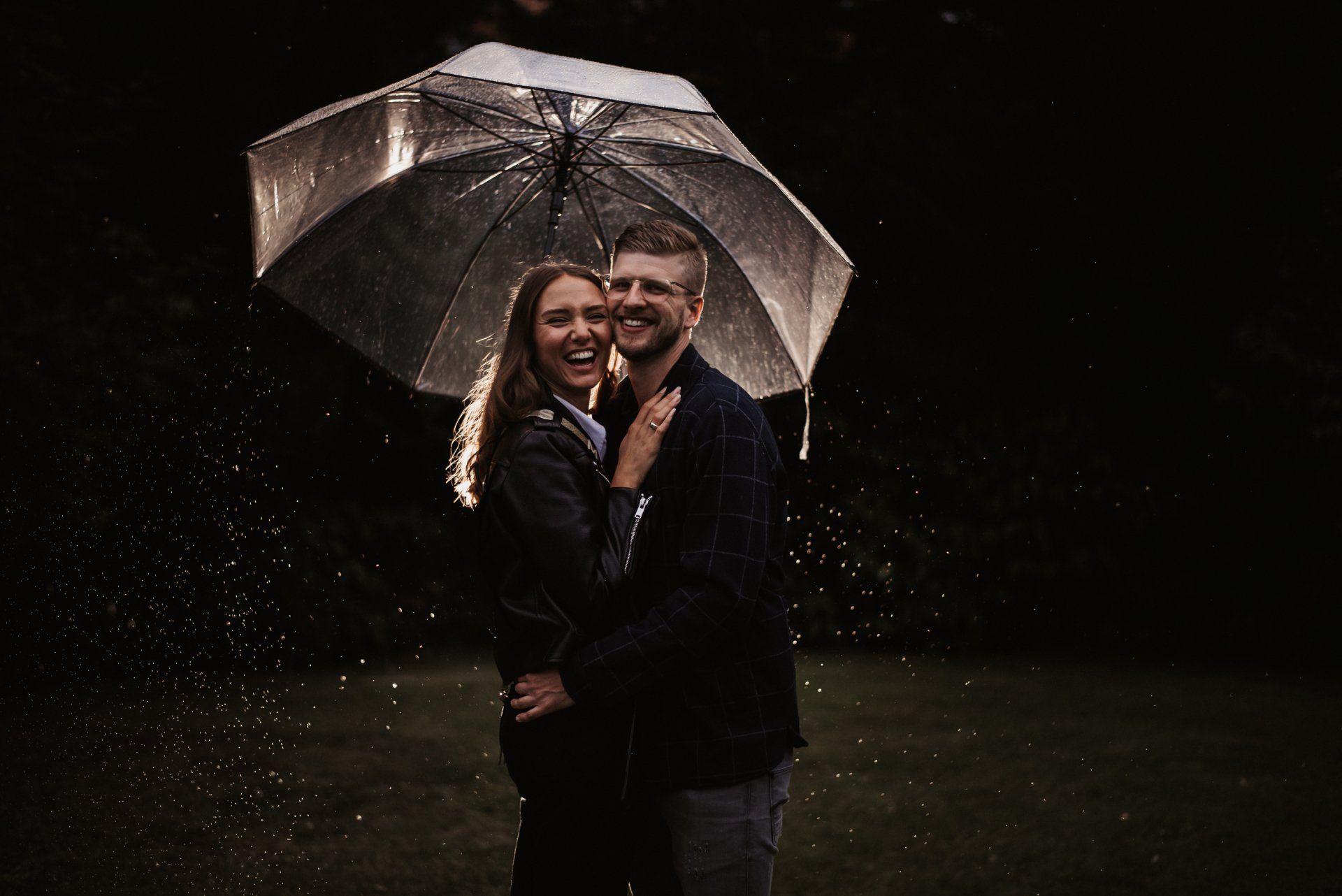 <img src=”Paar-lachend-unter-Regenschirm.jpg” alt=”Ein Paar steht lachend unter einem Regenschirm im Regen”>