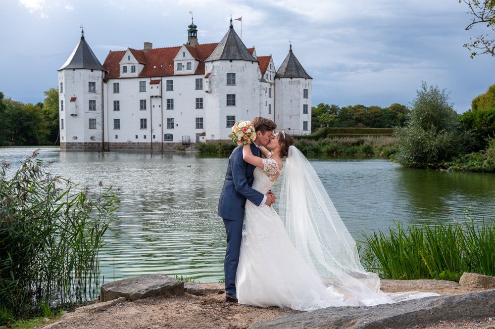 Fotograf Kiel, Brautpaar vor Schloss Glücksburg