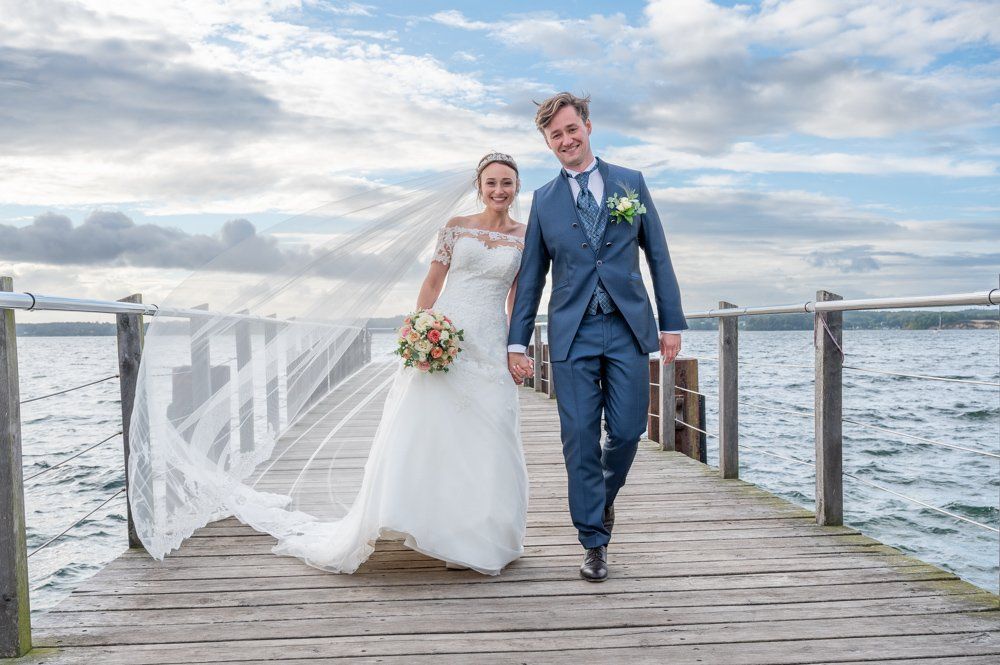 Hochzeitsfoto auf steg an der Ostsee