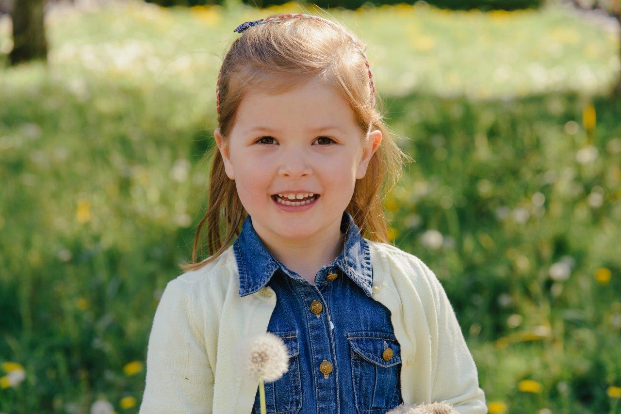 Portrait von Mädchen mit Pusteblume