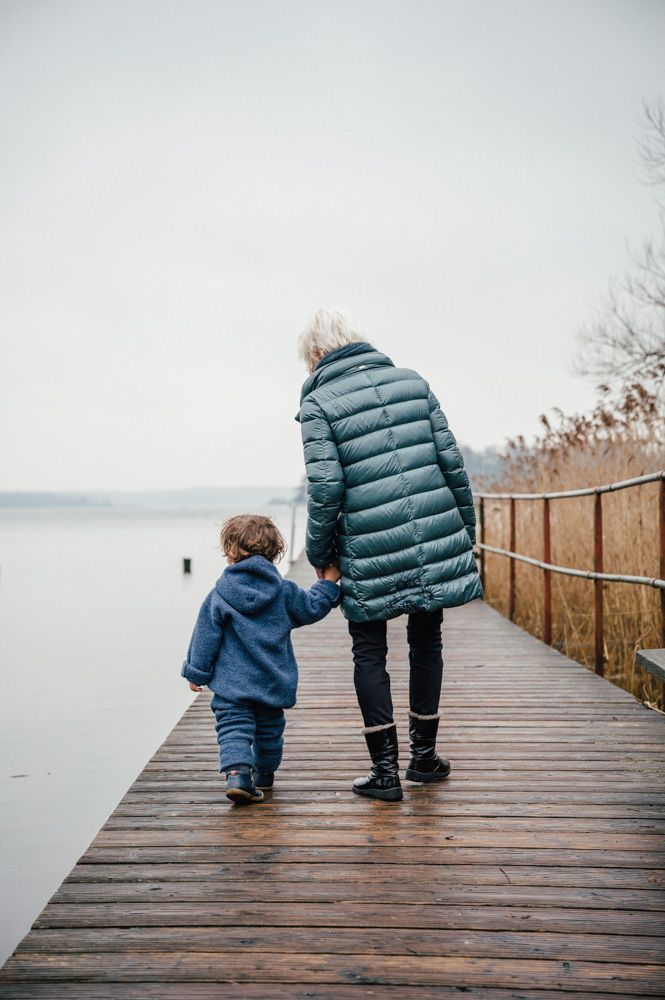 Oma und enkelkind am Westensee