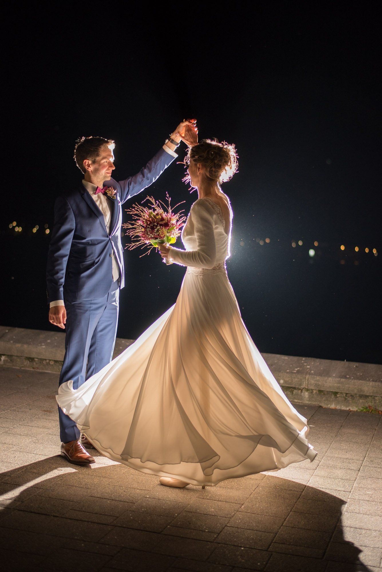 Brautpaar tanzend im Dunkeln