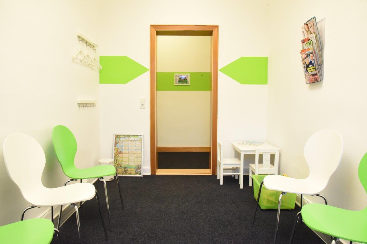 <img src=”Wartezimmer-Praxis.jpg” alt=”Wartezimmer mit grünen Stühlen in Praxis”>